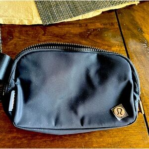 Lululemon Everywhere belt bag 1l. In True Navy